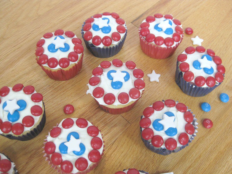 Easy Captain America Cupcakes with M&Ms