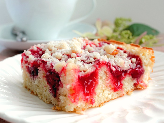 Delicious Cherry Coffee Cake with Crumb Topping